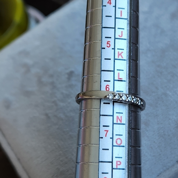 10k Diamond Ring 💍 VGUC Perfect for stacking! Size 6.25 - Picture 10 of 10